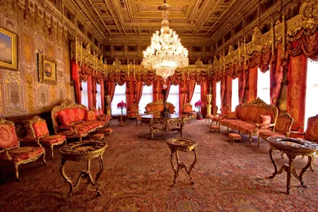 Dolmabahce Palace Tour and Bosphorus Yacht Cruise